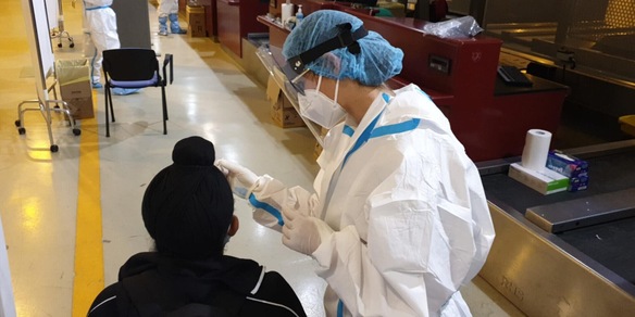 Covid, cos'è la variante Gryphon: sintomi, contagiosità e perché è più pericolosa di Omicron