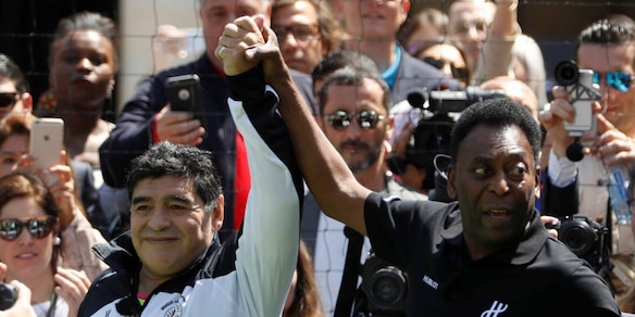 Il Napoli pubblica l'immagine di Pelé e Maradona insieme: "Eterni"