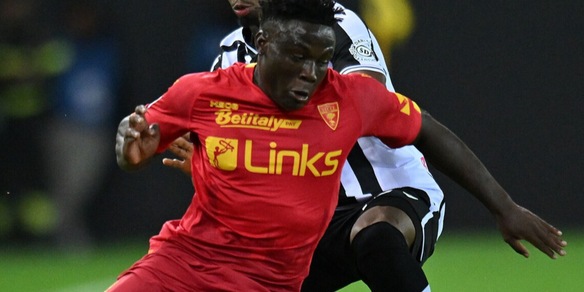 Lecce, Banda e Gonzalez in gruppo. Personalizzato per cinque