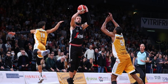 Eurolega, la Virtus Bologna torna a vincere: Fenerbahce battuto in rimonta