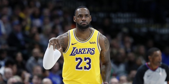 Nba, LeBron James rischia una squalifica molto lunga per il pugno a Stewart