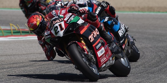 Superbike, GP Aragon: Rinaldi vince gara-1, poi Razgatlioglu e Rea. Doppia caduta Bautista