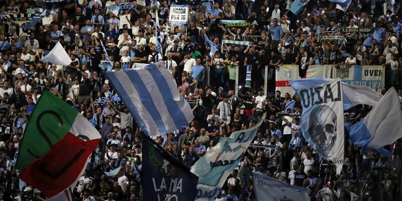 Lazio, fischi e cori al minuto di silenzio: tutto lo stadio risponde alla curva