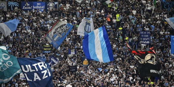 Cori nel minuto di silenzio per Napolitano: Lazio multata con altri quattro club