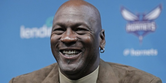 Michael Jordan è lo sportivo più ricco al mondo: il suo patrimonio stellare