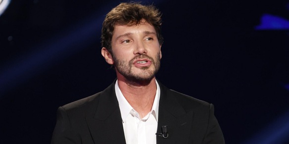 Stefano De Martino compie 34 anni: frase hot sulla torta di compleanno