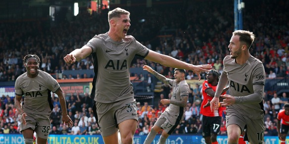 Il Tottenham vince in 10 e vola in testa, United ok nel recupero