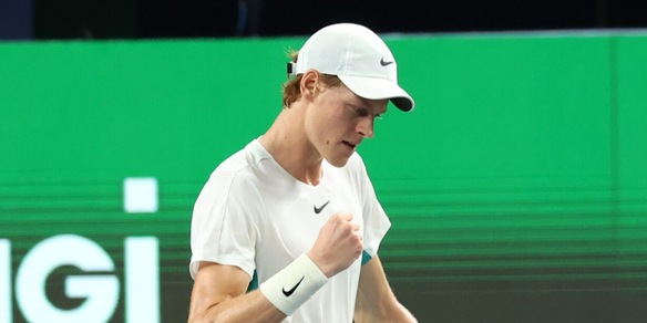 Sinner-Baez 2-1: Jannik vince in rimonta e vola agli ottavi a Shanghai