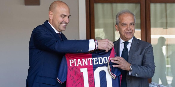 Cagliari, visita del ministro Piantedosi: il regalo del club