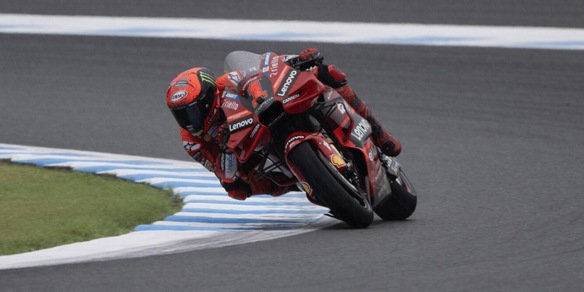 MotoGP Indonesia, Bagnaia vince in rimonta e torna primo in classifica: caduto Martin