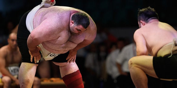 Clamoroso in Giappone, lottatori di sumo costretti a cambiare aereo: "Pesano troppo"