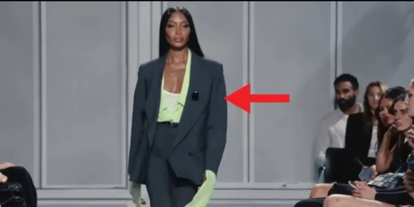 Naomi Campbell e il mistero della spilla sulla giacca: cos'è? C'entra l'intelligenza artificiale