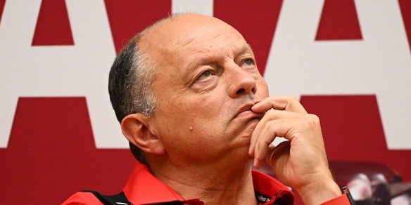 Ferrari, Vasseur ammette l'errore: "Abbiamo compromesso la gara di Leclerc"