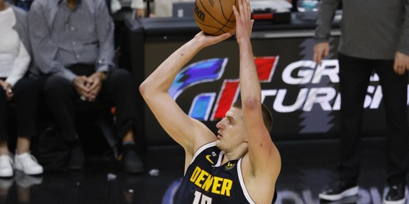 Nba, Denver batte i Lakers all'esordio: decisivo Nikola Jokic