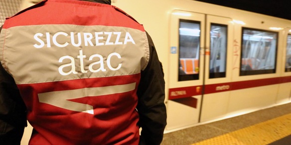 Roma, metro A ferma con i vagoni pieni: "C'è una persona sui binari"