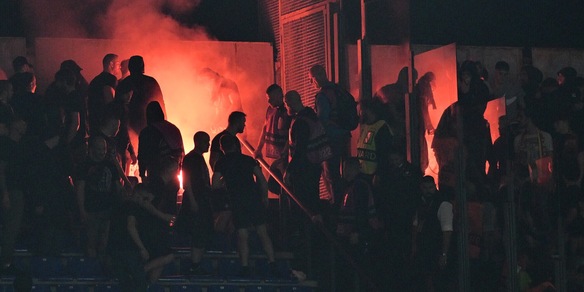 Roma-Slavia, tensione all'Olimpico: steward feriti, sangue e striscione rubato