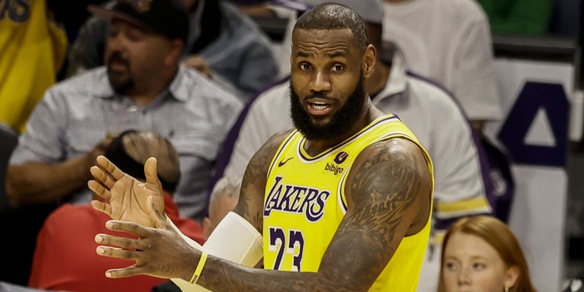 Nba, LeBron James trascina i Lakers nel derby. Primo ko per Denver