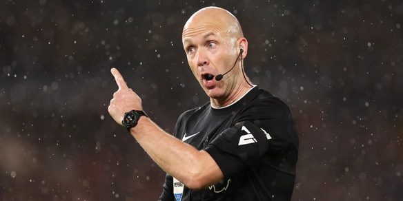 Roma, altro errore dell'arbitro Taylor: la Premier stufa lo retrocede