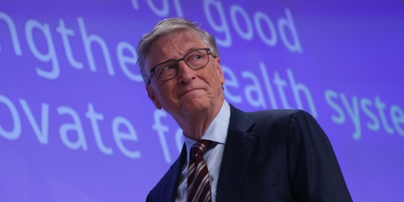 La rivelazione sul miliardario Bill Gates: "Vola sempre in classe economy"