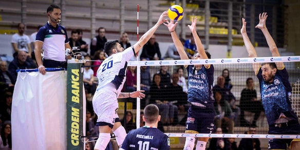 Cisterna spazza via Milano in tre set