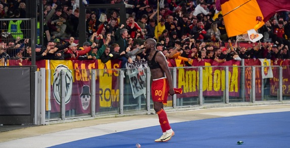 Roma, nuovo coro della Curva Sud è virale: ecco testo e canzone originale