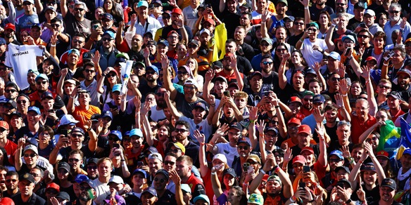 Caos in F1: tifosi invadono la pista e stravolgono il GP del Brasile