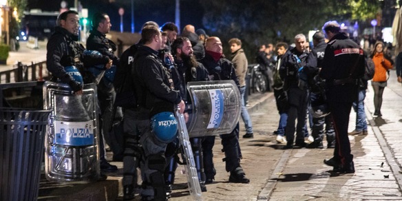 Milano, notte di terrore: scontri tra ultras, accoltellato un tifoso del Psg