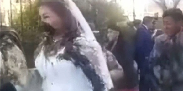 Matrimonio choc: ex gelosa lancia un secchio di escrementi contro gli sposi
