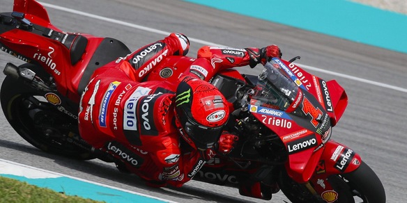 MotoGP: in Malesia Alex Marquez davanti a tutti nella Sprint. Terzo Bagnaia dietro a Martin