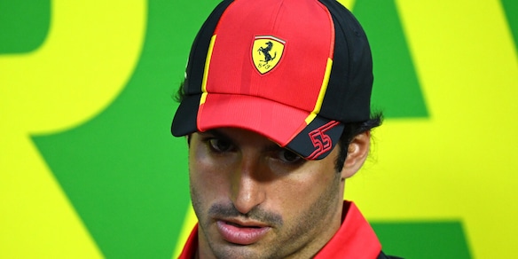 F1, Sainz porta a casa la Netflix Cup. Poi il trofeo finisce in frantumi