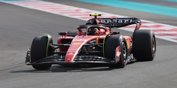 Disastro Sainz, distrugge ancora la Ferrari: il nuovo incidente ad Abu Dhabi