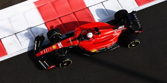 F1, pole Verstappen ad Abu Dhabi. Ferrari: Leclerc in prima fila, Sainz indietro