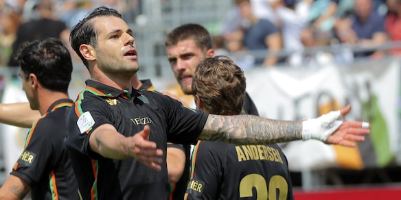 Crolla il Bari. Venezia in vetta insieme al Parma