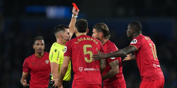 Liga, crolla ancora il Siviglia: contro la Real Sociedad finisce in nove uomini