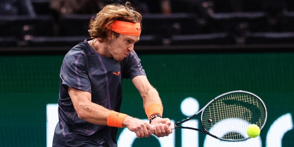 Rublev e le racchettate sulle ginocchia: non è follia, c’è un motivo