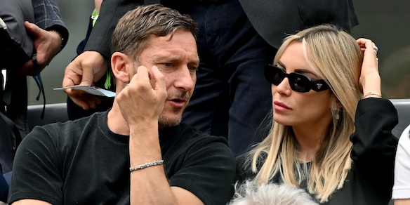 Totti e il ritratto con Noemi Bocchi: "Lo ha messo nell'antibagno"