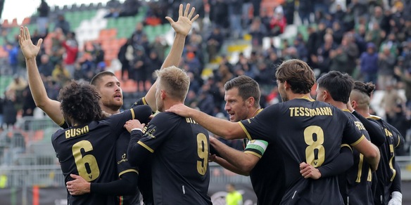 Serie B, il Parma risponde al Venezia: 1-0 nel recupero sullo Spezia