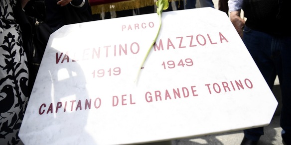 Torino, distrutta ancora una volta la targa di Valentino Mazzola