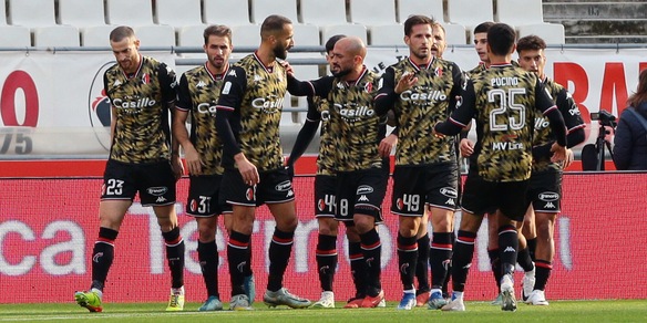 Serie B, il Bari riparte: 2-1 al Sudtirol. Cremonese-Venezia 1-0