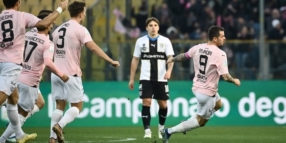 Magia pazzesca di Brunori da centrocampo: pari show tra Parma e Palermo