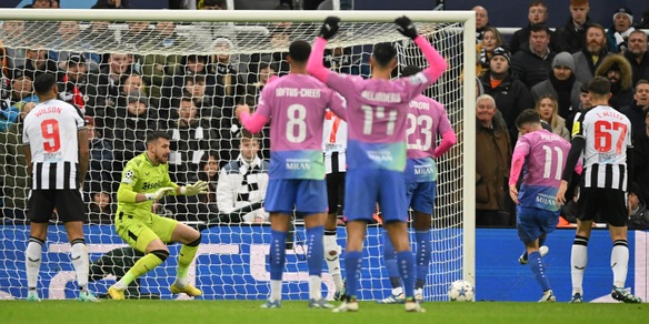 Newcastle-Milan 1-2, Pioli retrocede in Europa League: rivivi la diretta