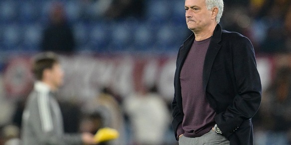 Roma-Sheriff, Mourinho in campo assiste al riscaldamento