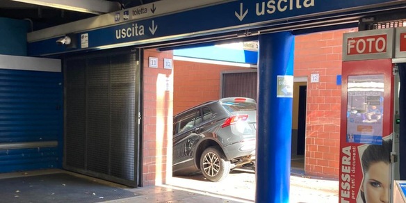 Roma il parcheggio è shock: un’auto nelle scale della metro B