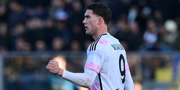 Juve, Vlahovic si allena a parte per un problema fisico: tutti i dettagli