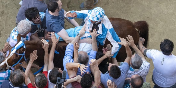 Palio di Siena, trionfo dell'Onda: rivivi la diretta
