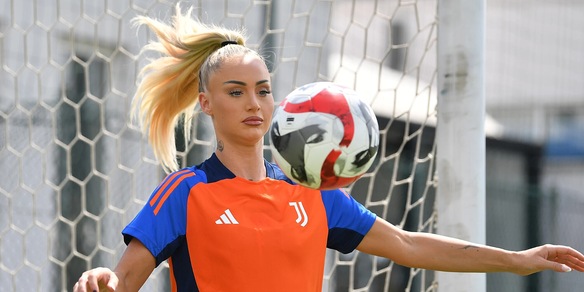 Juve, ufficiale l'acquisto di Alisha Lehmann. Il messaggio per Douglas Luiz
