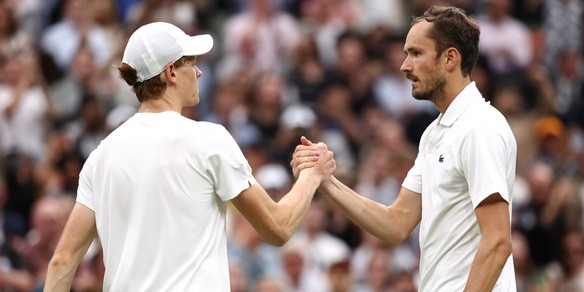 Sinner eliminato da Wimbledon, Medvedev in semifinale: rivivi la diretta