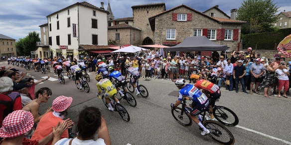 Tour de France, brivido per Pogacar: lo sloveno cade e poi riparte