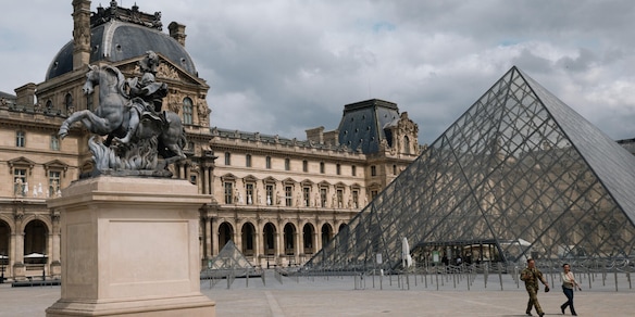Parigi 2024, massima sicurezza al Louvre: assaggiatori per i Presidenti