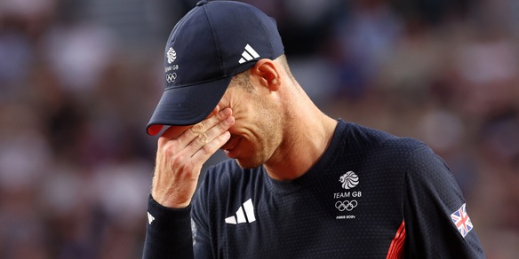 Andy Murray in lacrime, standing ovation da brividi per l'addio al tennis. Poi la battuta